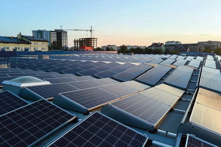 Blaue Photovoltaik Solarpaneele auf Gebäuden