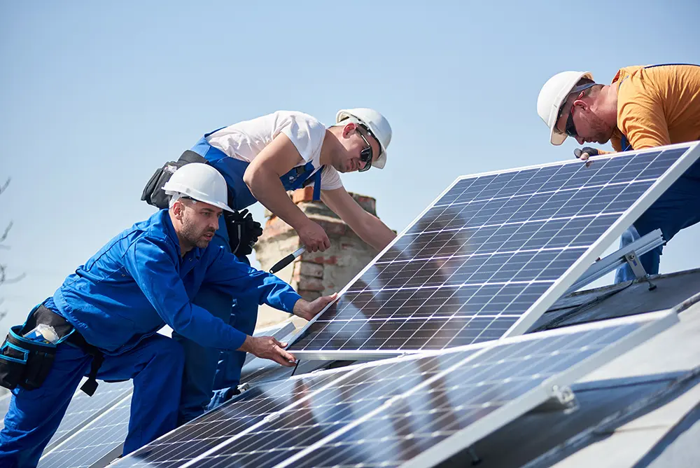 Mitarbeiter von Solanox beim Montieren einer Photovoltaikanlage